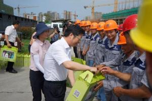 市委副書記、市長錢三雄等一行慰問奮戰(zhàn)在高溫一線建設(shè)工人